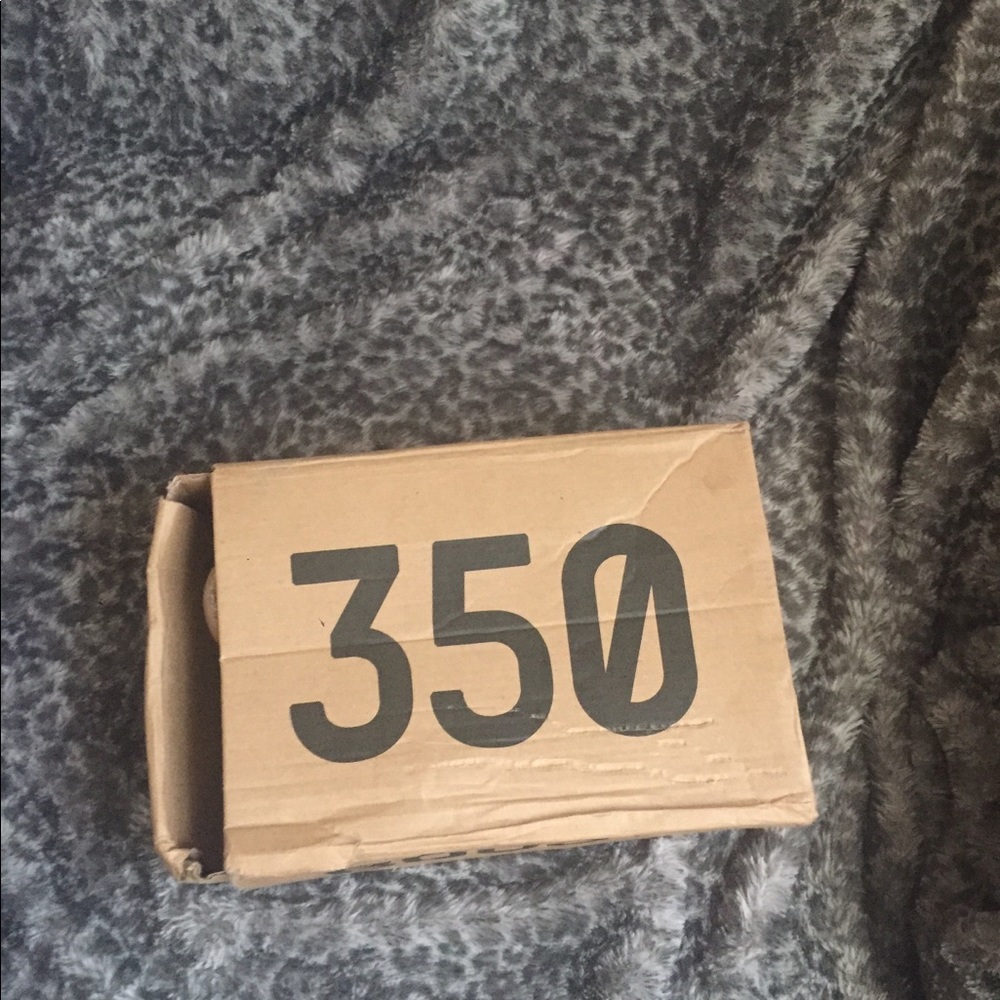 Girls sneakers size 3 Yeezy Boost 350